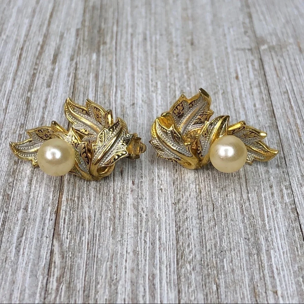 Vintage Damascene Arabesque Leaves Pear Clip-on